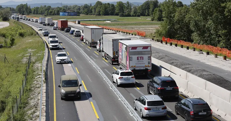 Zastoji in nesreče hromijo slovenske avtoceste ob koncu prazničnega vikenda