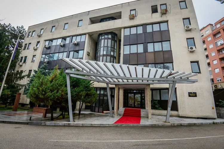 МВР суспендира шест полицајци за прекумерна сила врз две момчиња во Скопје