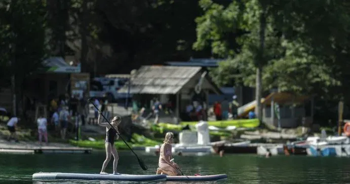 V Bohinjskem jezeru potrdili strupene cianobakterije, previdnost pri kopanju