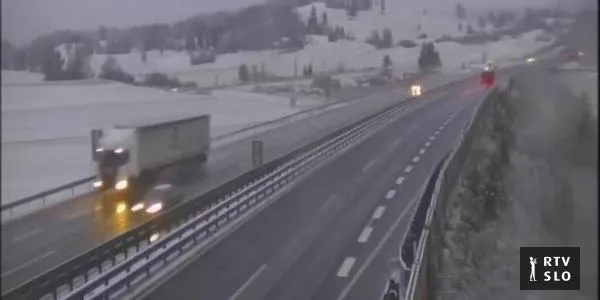 Hladna fronta s snegom in močnim vetrom povzroča težave v prometu po Sloveniji