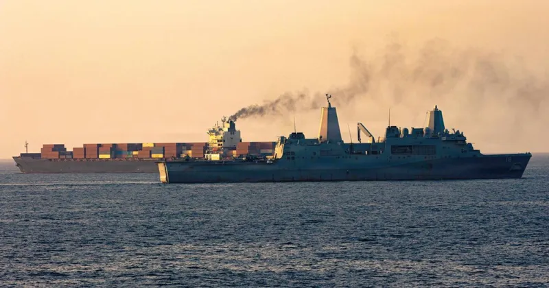 Iran zaostruje nadzor v Hormuški ožini in napada plovila kljub premirju z ZDA