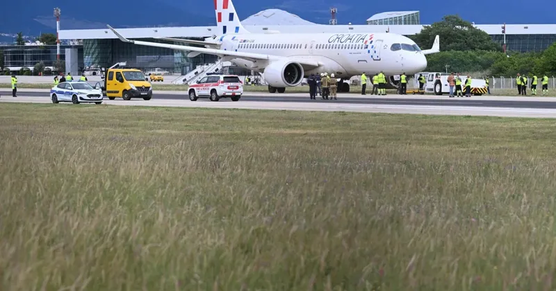 Letalo Croatia Airlines s 132 potniki v Splitu zapeljalo z vzletne steze