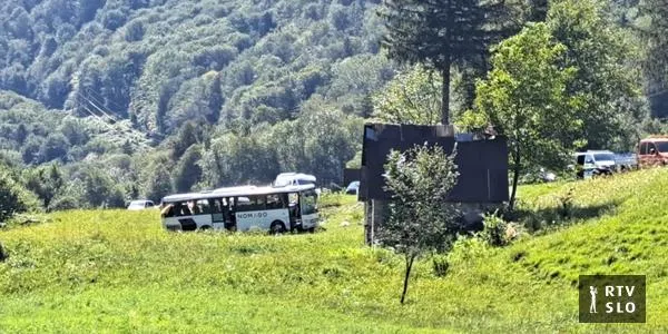 Avtobus Tolmin–Kobarid zapeljal s ceste; voznik in potnica lažje poškodovana