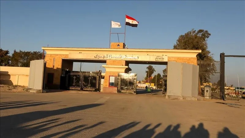 Израел и Египет го отворија преминот Рафа за ограничен премин на Палестинци