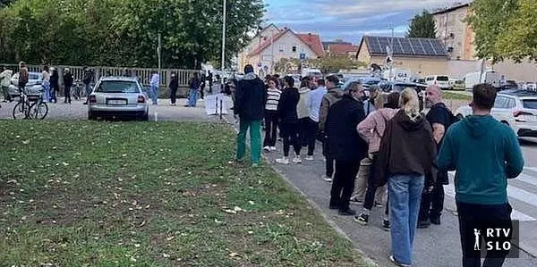 Zaradi gneče in smrti volivca podaljšano glasovanje na referendumih v Ljubljani in Domžalah
