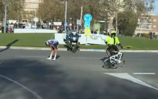 Remco Evenepoel po padcu v zaključku etape prepustil zmago Dorianu Godonu