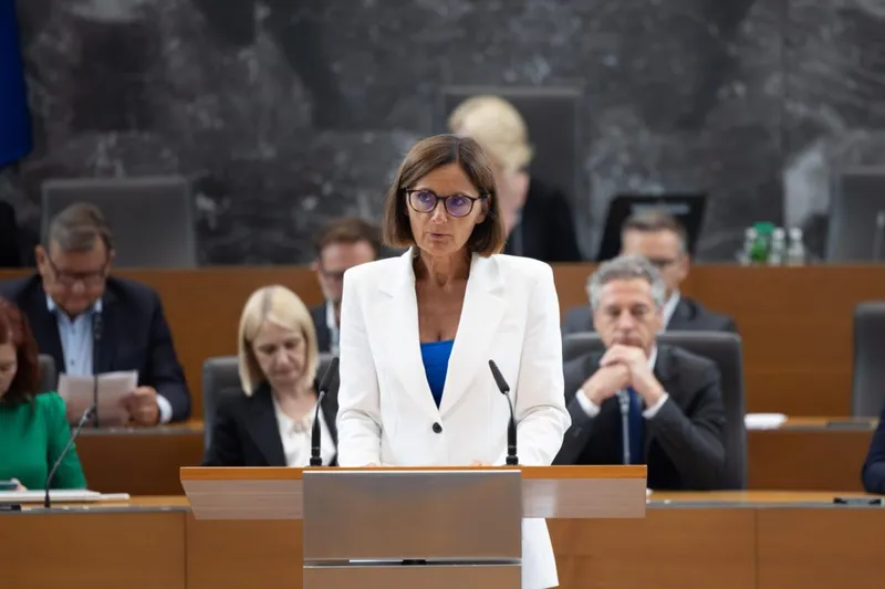 SDS, NSi in Resnica vložili predlog za razrešitev podpredsednice DZ Avšič Bogovič