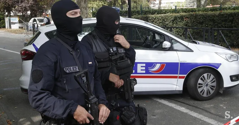 39-letnik v Trappesu streljal na mimoidoče; Macron napad označil za rasističen