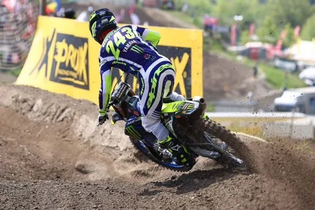 Tim Gajser po padcu v Aguedi osvojil četrto mesto, zmagal Jeffrey Herlings