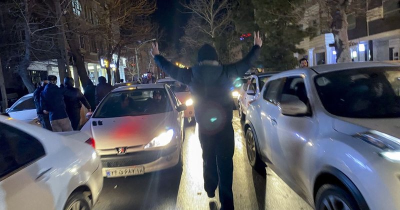 Stopnjevanje nasilja na protestih v Iranu in grožnje z ameriškim posredovanjem