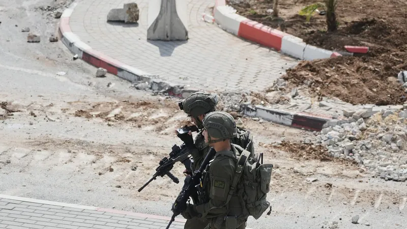 Izrael po napadu pri Hebronu razseljuje Palestince