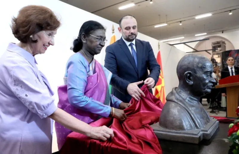 Сиљановска-Давкова и Мурму открија биста на Ганди во Скопје