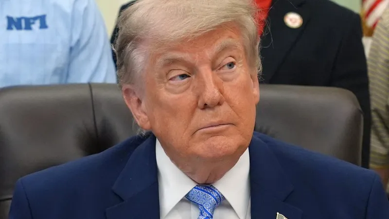 Trump grozi EU s 100-odstotnimi carinami zaradi davka na digitalne storitve