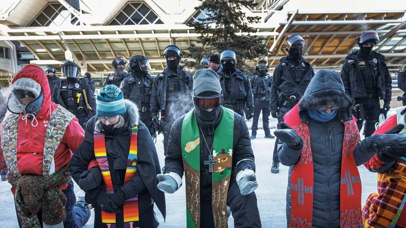 Zvezni agenti v Minneapolisu ustrelili moškega med množičnimi protesti