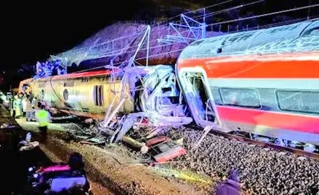 Судир на два брзи воза во Шпанија со најмалку 41 жртва и десетици повредени