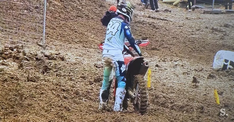Tom Vialle zmagal v prvi vožnji v Švici, Tim Gajser po težavah deveti