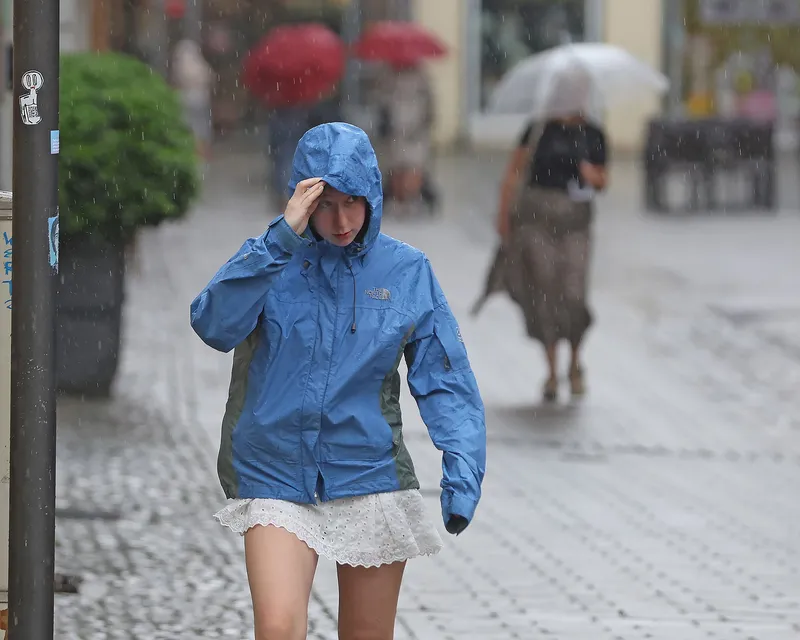 Arso zaradi hladne fronte in neurij izdal oranžno opozorilo za vso Slovenijo