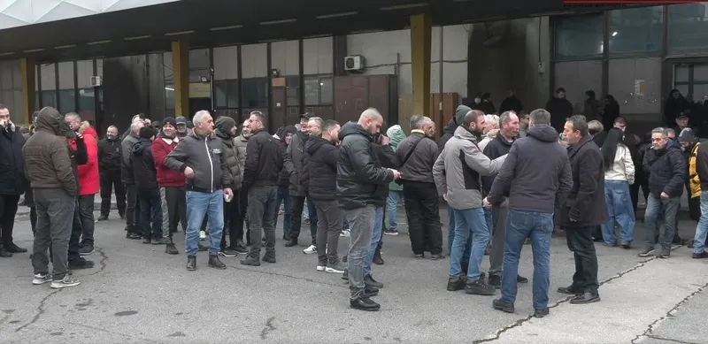 Вработените во Македонска пошта на протест низ државата поради неисплатени плати