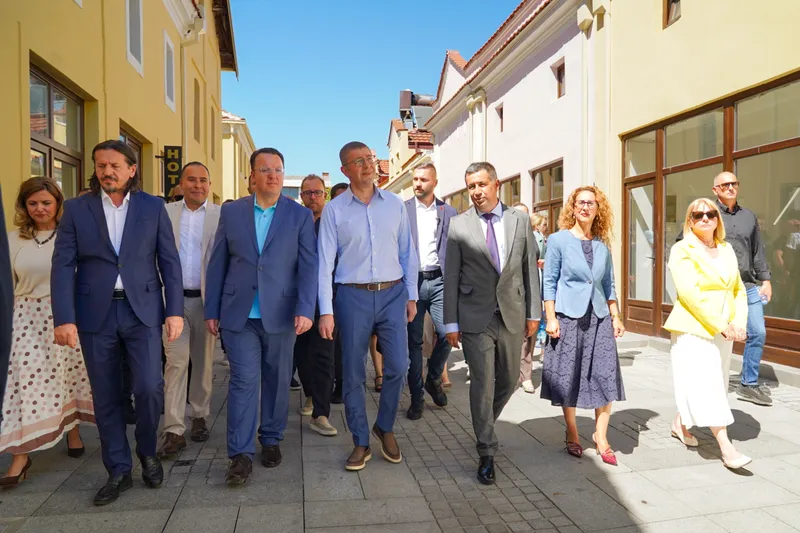 Мицкоски и Николоски ја пуштија во употреба реконструираната Стара чаршија