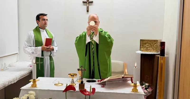 Papež Leon XIV. zapušča bolnišnico po operaciji pljučnega raka