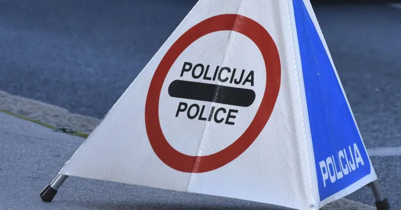 Avstrijski motorist umrl po trčenju v tovornjak med Divačo in Senožečami