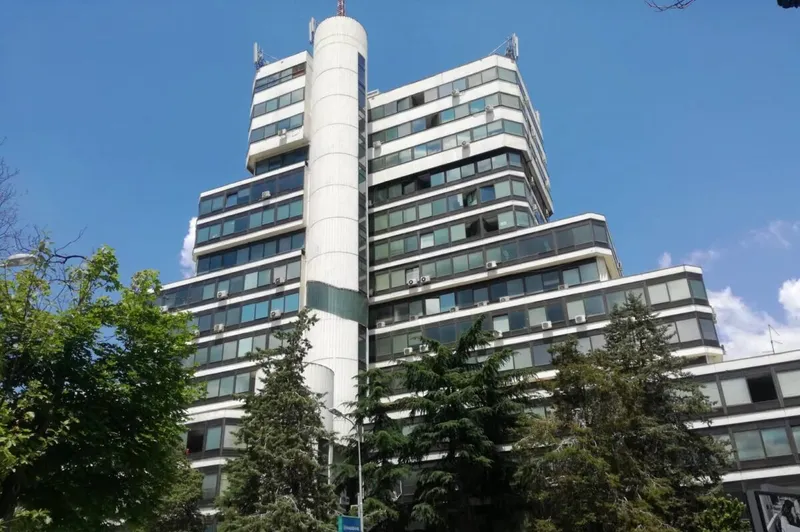 Поплавена зградата на Нова Македонија поради пукната топловодна цевка