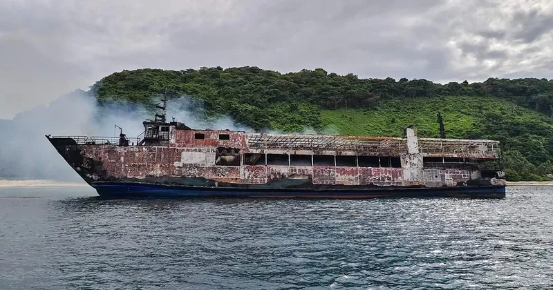 Požar na trajektu M/V June Aster pri Filipinih zahteval najmanj pet življenj