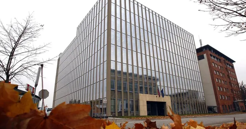 NPU ovadil tri osebe zaradi prirejanja javnega naročila računalnikov za 5,3 mio EUR