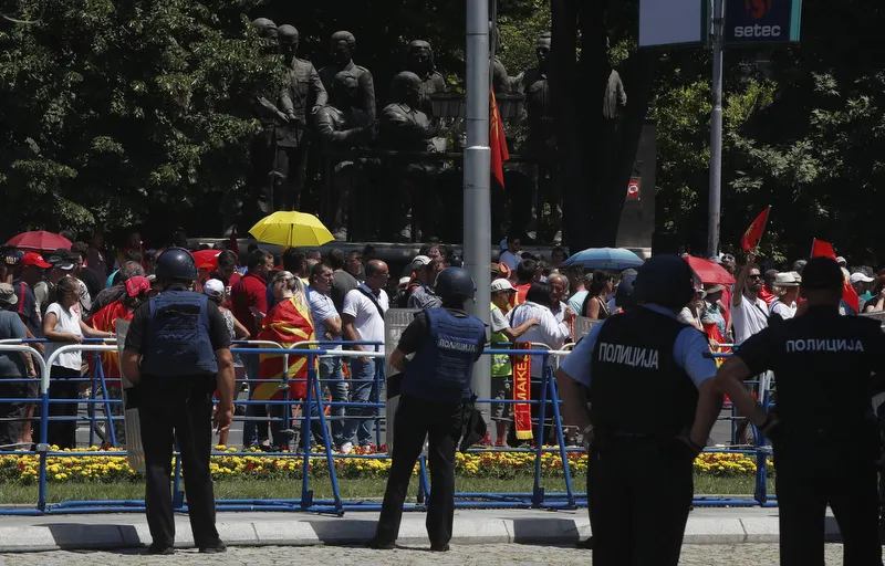 Граѓански протест пред Собранието против оданочувањето на приходи од странство