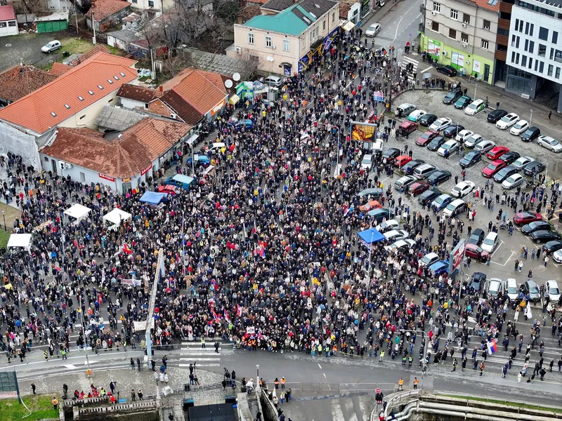 Srbske železnice ustavile promet zaradi groženj z bombami ob protestih