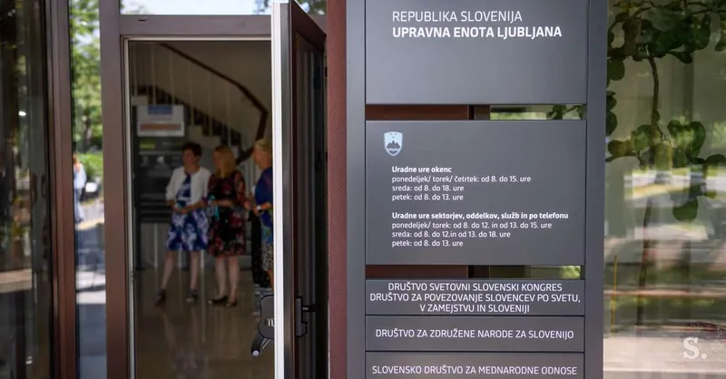 Vlada RS podaljšuje uradne ure upravnih enot ob torkih in sredah do 18.30