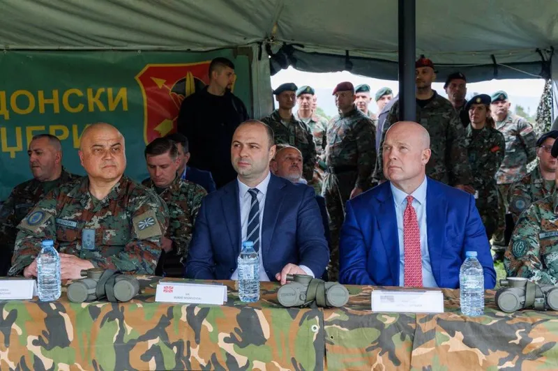Мисајловски и амбасадорот Витакер на воена вежба во касарната Илинден