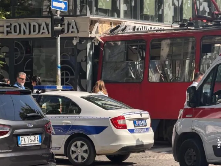Трамвај излета од шини и удри во зграда во Белград, повредени 15 лица
