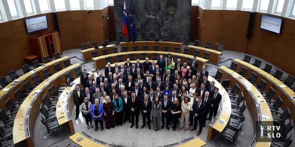 Državni zbor potrdil interventni zakon t. i. tretjega političnega bloka