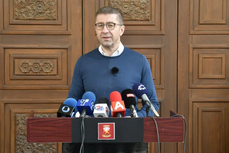 Мицкоски и британската дипломатија ги демантираа тврдењата за мигрантски камп