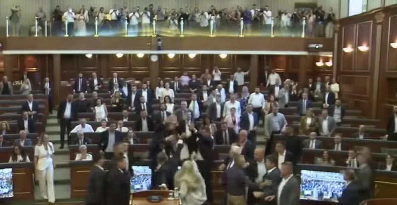 Курти гаѓан со јајца во косовското Собрание, седницата прекината