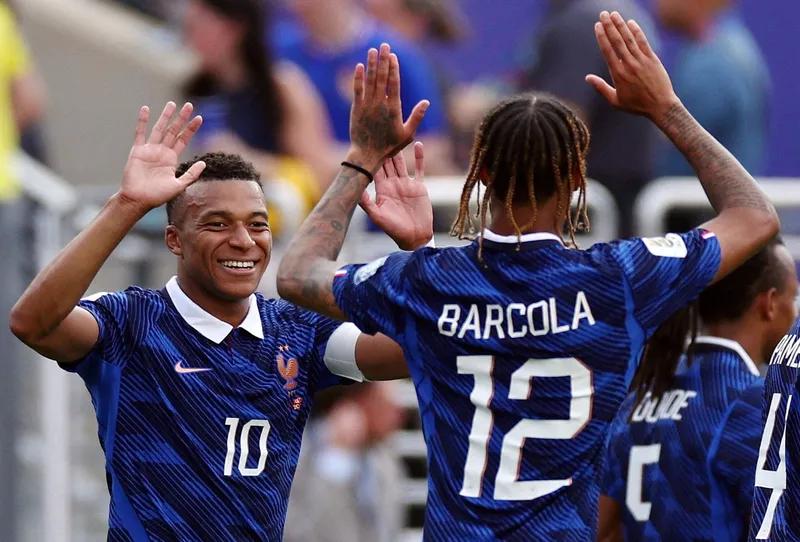 Francija z zmago nad Švedsko v osmino finala; Mbappe podrl strelski rekord