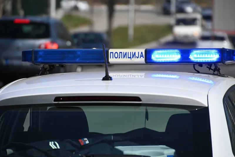 Непознат крадец со украден Голф удрил во маркет во Палатица и повредил вработена