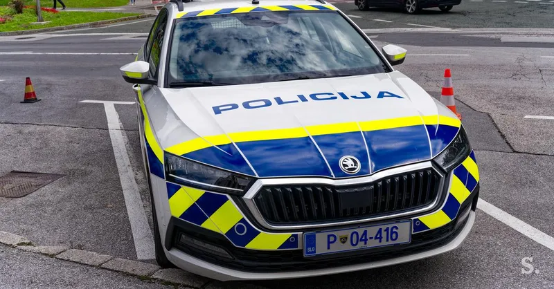 Spor pred kranjskim lokalom: moški z ostrim predmetom poškodoval drugega