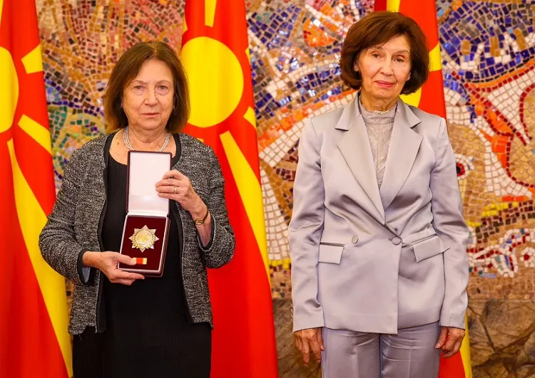 Сиљановска-Давкова ја одликува Светлана Мојсов со Орден 8 Септември