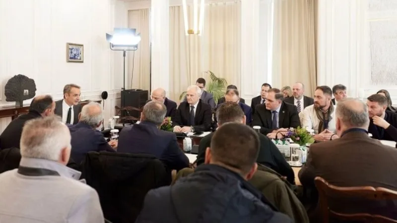 Грчките земјоделци ги прекинуваат блокадите по средбата со премиерот Мицотакис