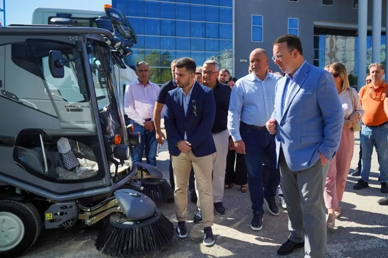 Куманово доби пет комунални возила од Владата