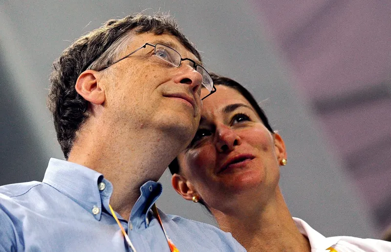 Bill Gates priznal zunajzakonski razmerji in se opravičil za stike z Epsteinom