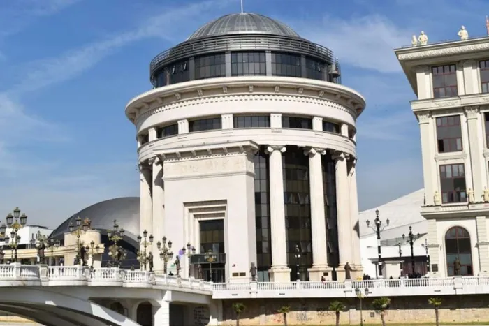 ОЈО Скопје покрена истрага против маж за семејно насилство и поседување автомат