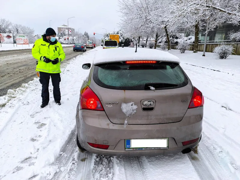Močno sneženje v severovzhodni Sloveniji povzroča snegolom in zastoje v prometu