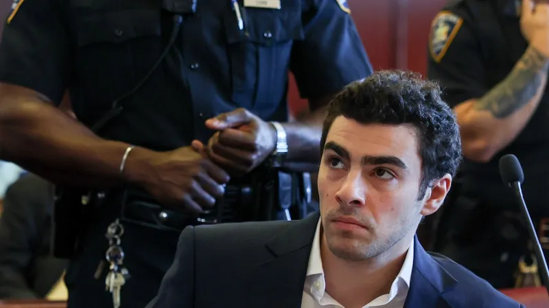 Luigi Mangione priznal krivdo za zalezovanje in umor Briana Thompsona