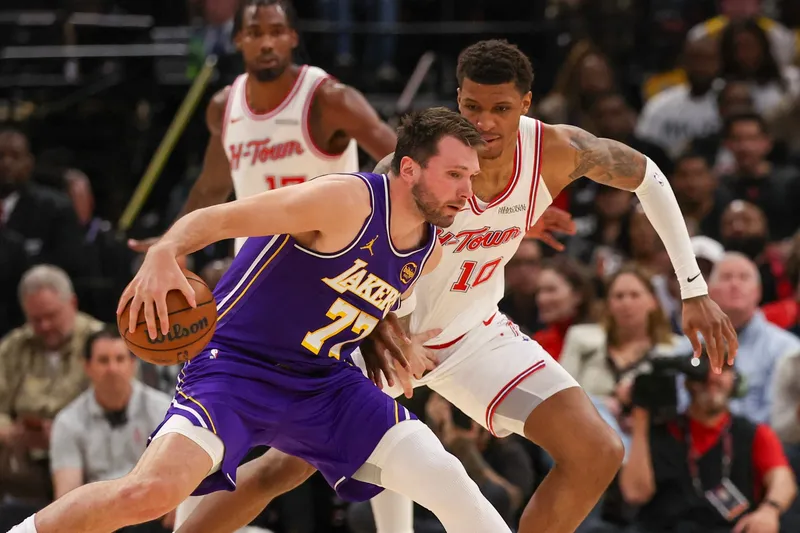 Dončić in James popeljala LA Lakers do sedme zaporedne zmage proti Houstonu