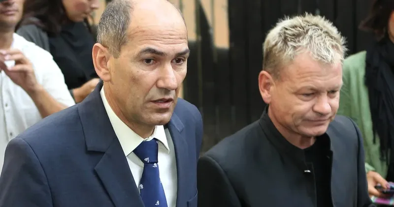 Janez Janša prek odvetnika zahteva opravičilo Roberta Goloba in Luke Mesca