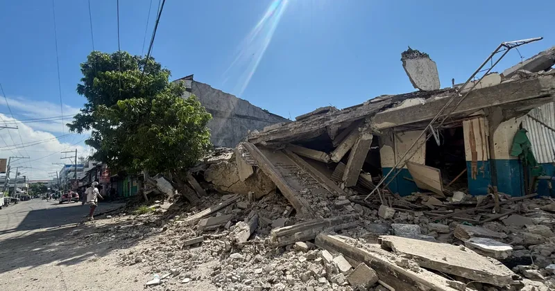 Potres z magnitudo 7,8 na otoku Mindanao zahteval najmanj 41 smrtnih žrtev