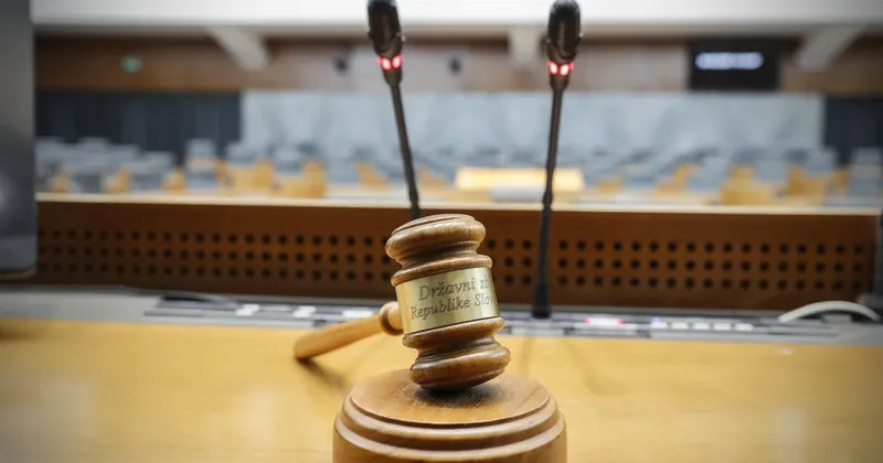 Vlada Roberta Goloba pred ustanovno sejo DZ prehaja na tekoče posle